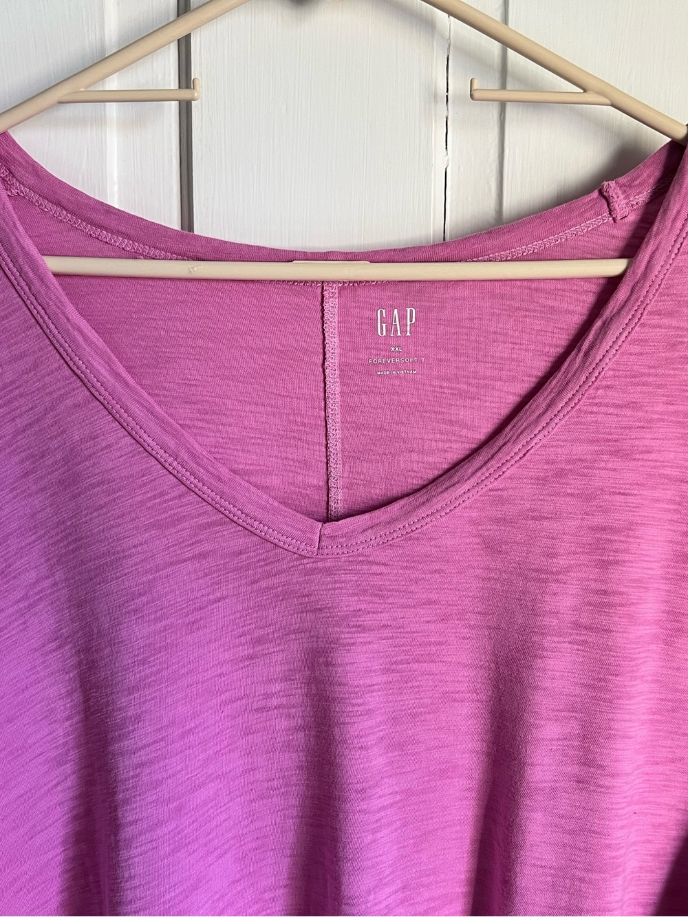 GAP Women’s Bright Pink V-Neck Short Sleeve Tee size XXL - Picture 3 of 4
